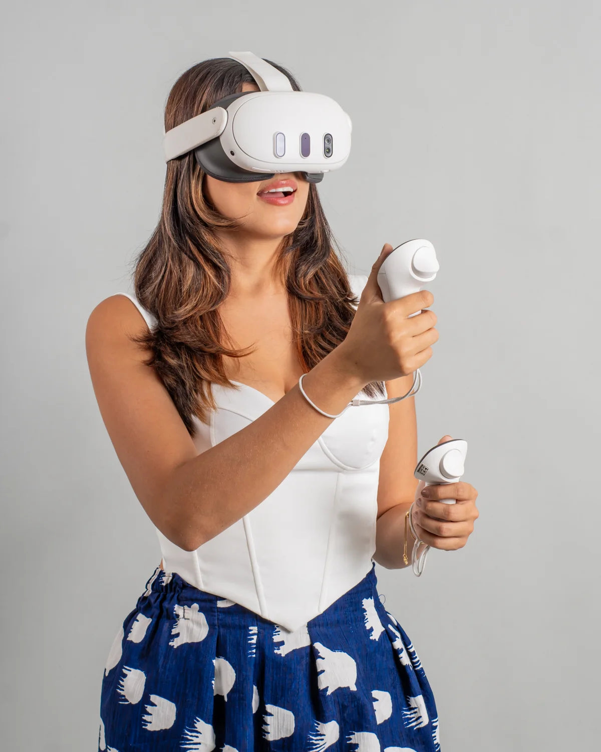 Participante del banco institucional de Idiomas utiliza un visor y controles de realidad virtual.