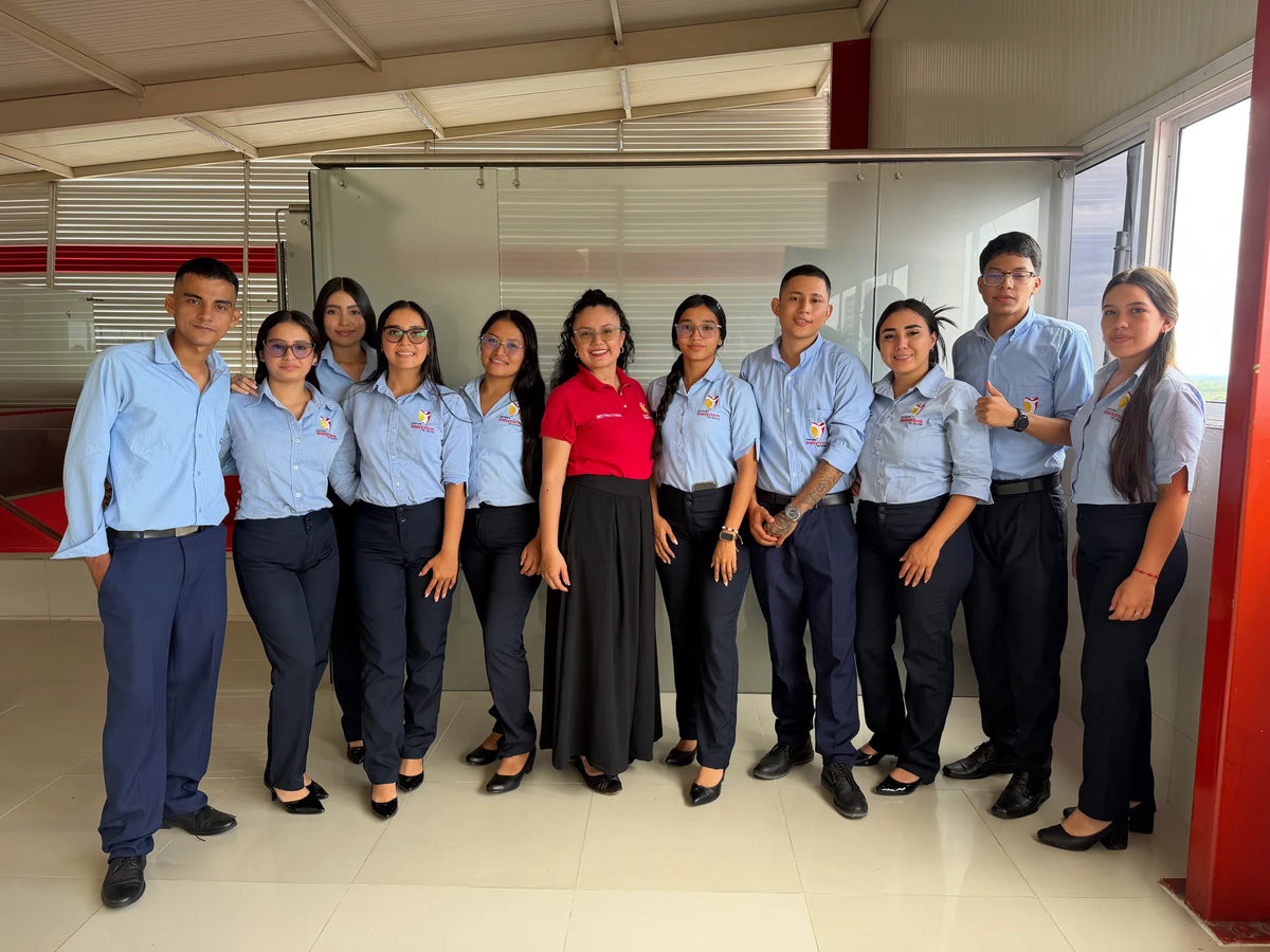 Grupo de estudiantes y docente de Unisystem en un aula.