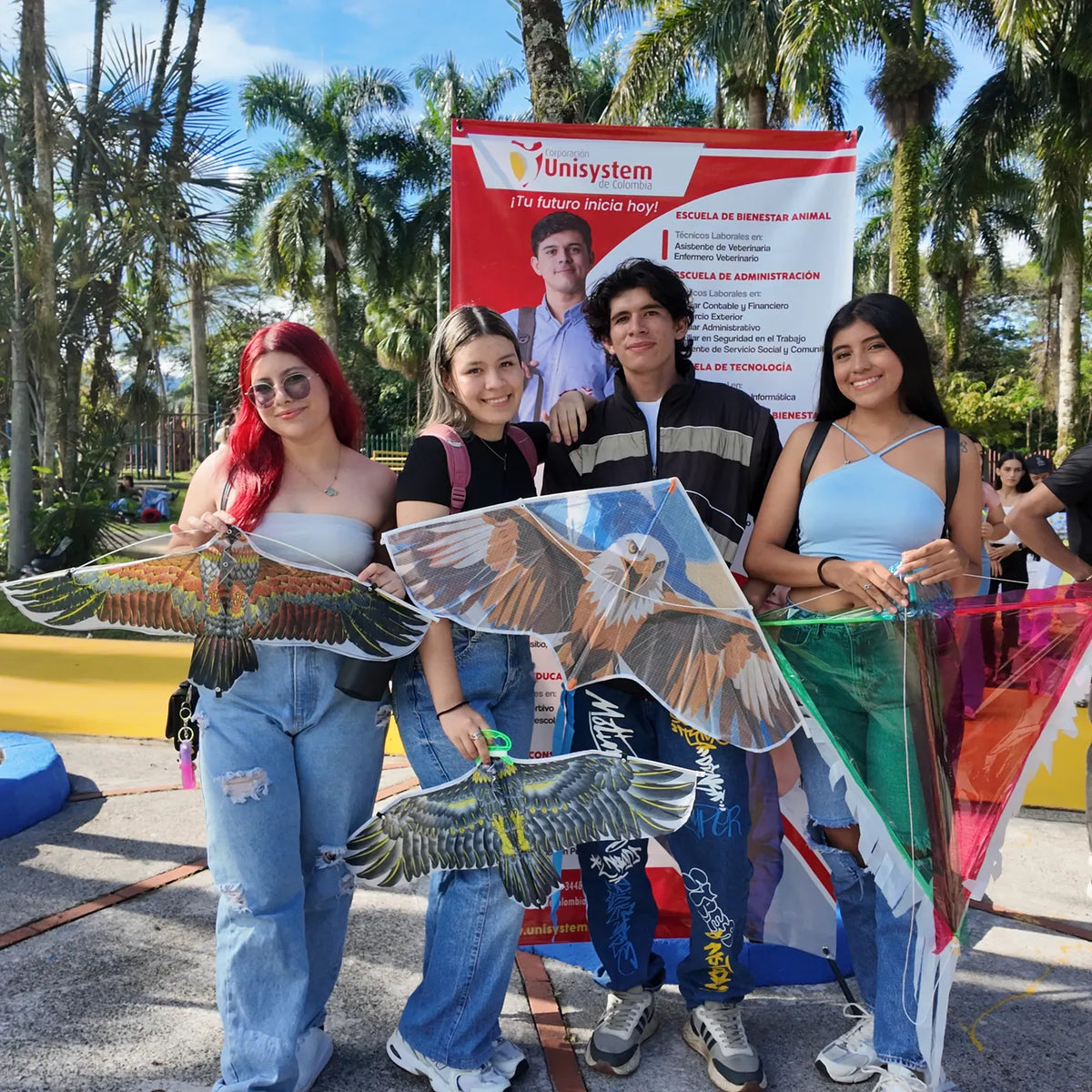 Integrantes de Unisystem comparten una actividad de cometas al aire libre.