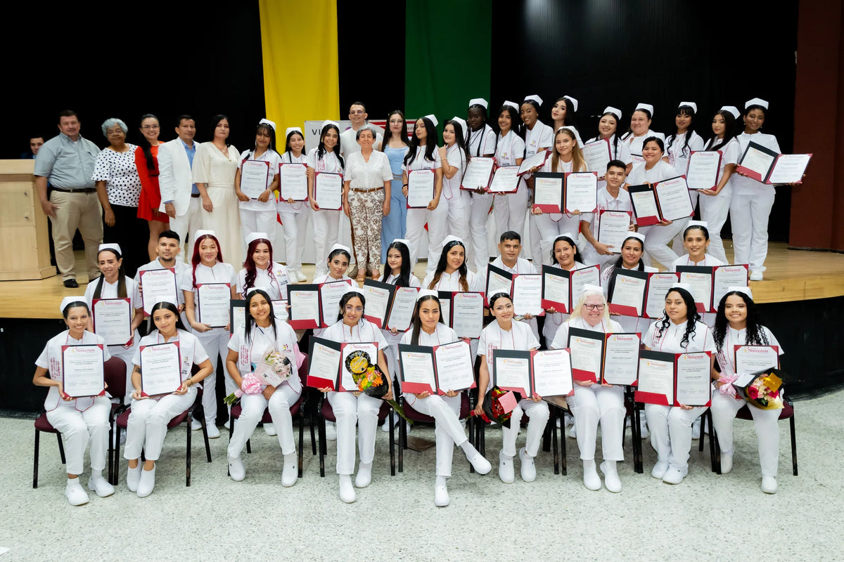 Grupo de graduados de Unisystem con sus diplomas.