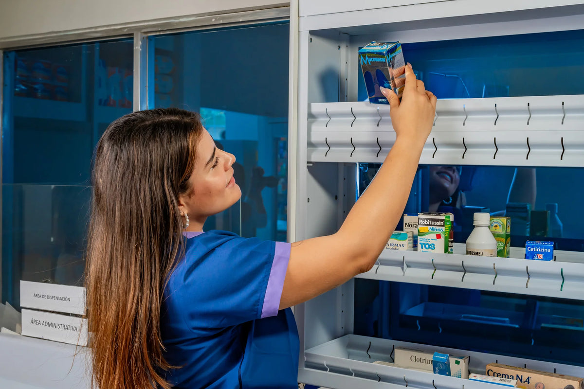 Estudiante de Unisystem revisa productos en un espacio de almacenamiento farmacéutico.