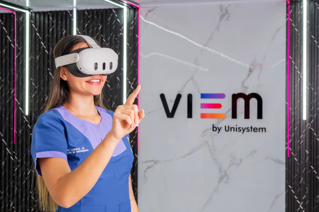 Estudiante utiliza un visor de realidad virtual en el espacio VIEM de Unisystem.