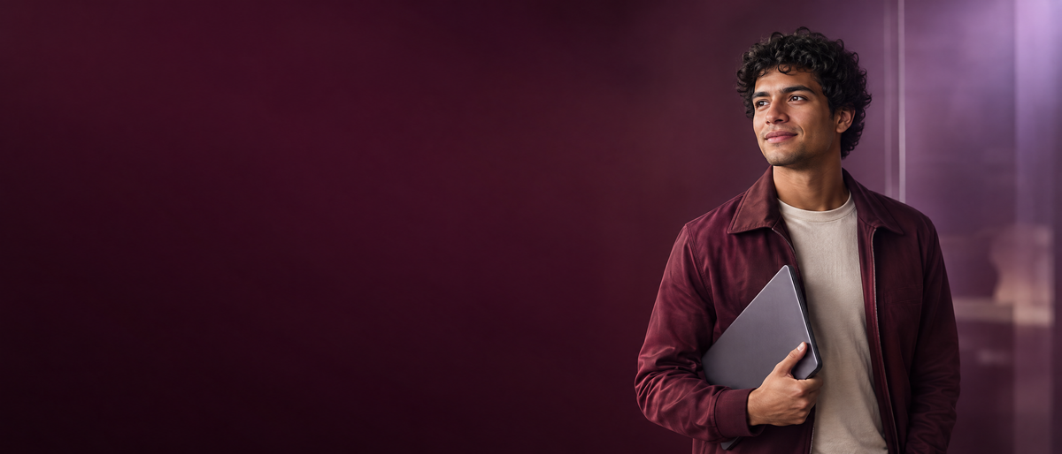 Visual de un joven con su computador para la propuesta de inglés de Unisystem.
