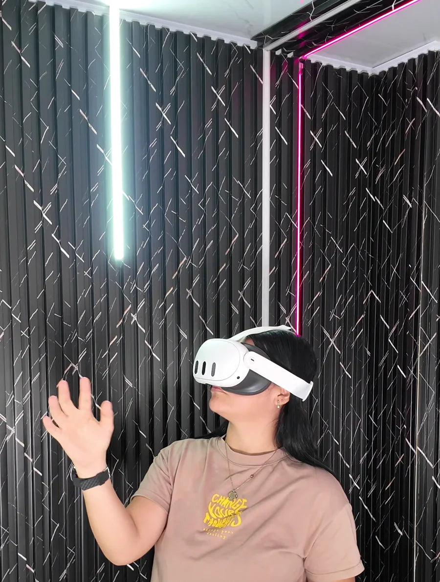 Estudiante practicando con visor Meta Quest 3 en un espacio de Unisystem