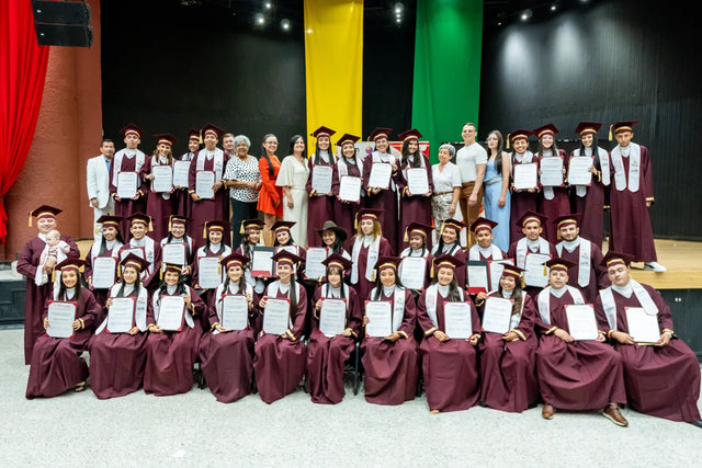Graduados de Unisystem reunidos con sus diplomas en una ceremonia institucional.
