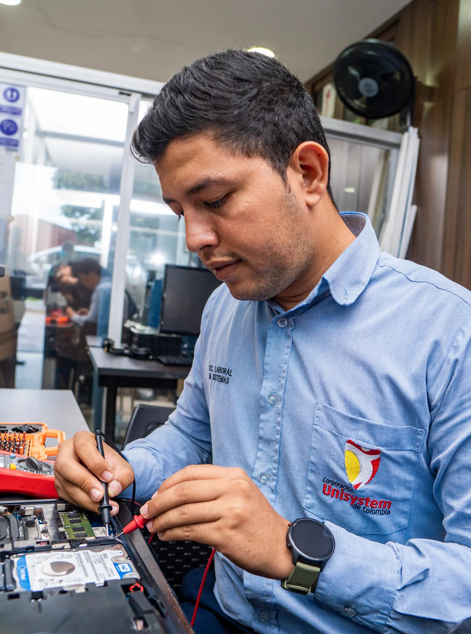 Estudiante de Unisystem realiza mantenimiento a los componentes de un equipo de cómputo.
